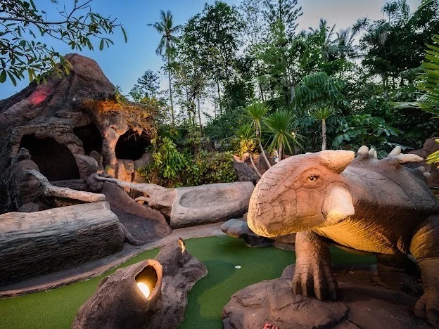 What is Dino Park Phuket Mini Golf?