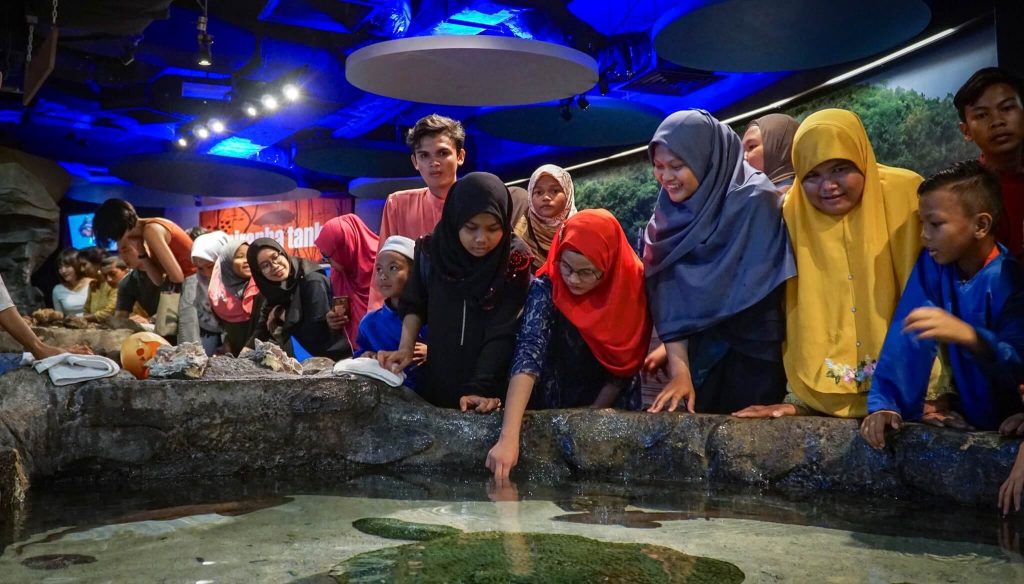 Aquaria KLCC touch pool